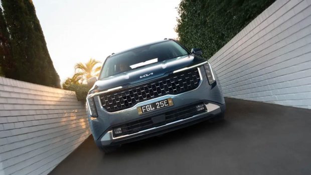 2024 Kia Carnival facelift front perspective shot